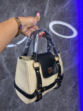 Cargar imagen en el visor de la galería, Island straw clutch