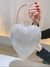 Cargar imagen en el visor de la galería, Heart fringe Clutch
