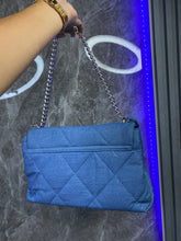 Cargar imagen en el visor de la galería, Quilted Denim chain bag
